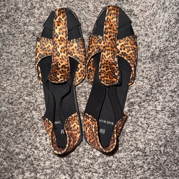 NWOT Leopard Print Women's Flats size 9 - Picture 2 of 3